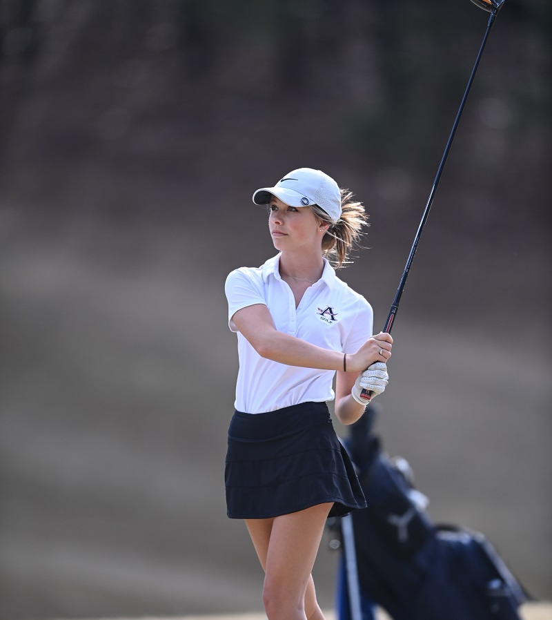 Read more about the article Tee-riffic! Women’s Varsity Golf’s Brooke Warner Named Athlete of the Week